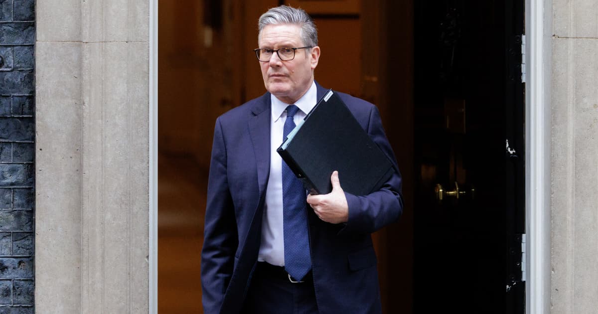 Starmer brit kormány bukásának szele: Epstein-botrány