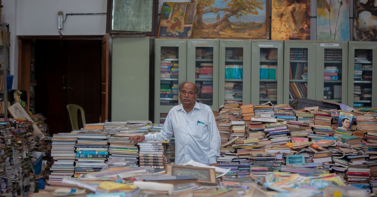 Indiai munkás 2 millió könyvet gyűjtött, példa a szorgalomra