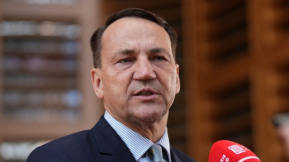 Sikorski: Oroszország őszre nagy támadásra készül, hamis zászlós provokáció is jöhet