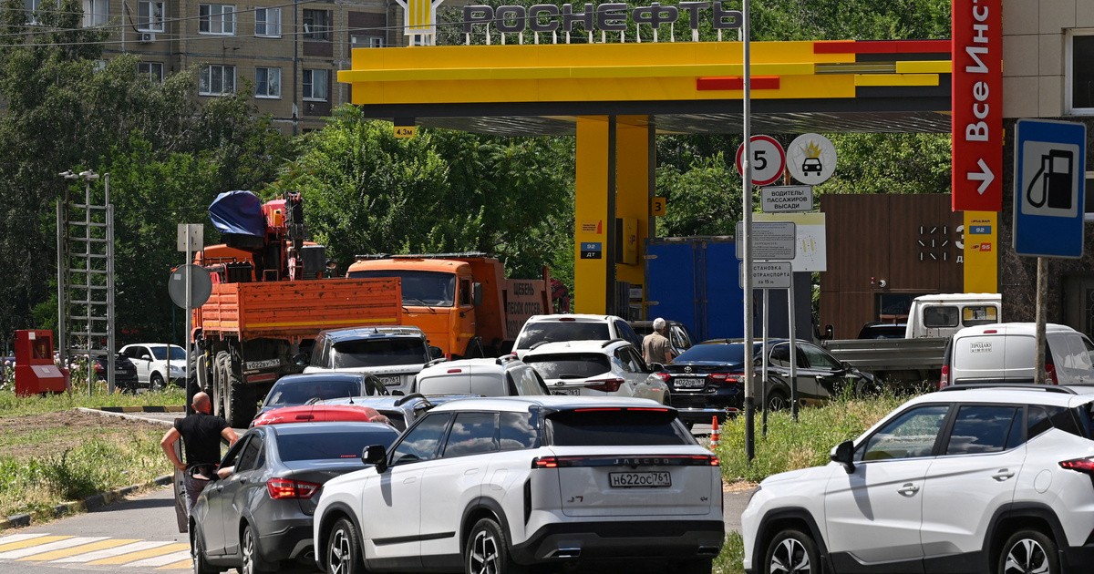 Kozák járőrök a krími kutaknál: a benzinhiány már a hétköznapokat is szétzúzza
